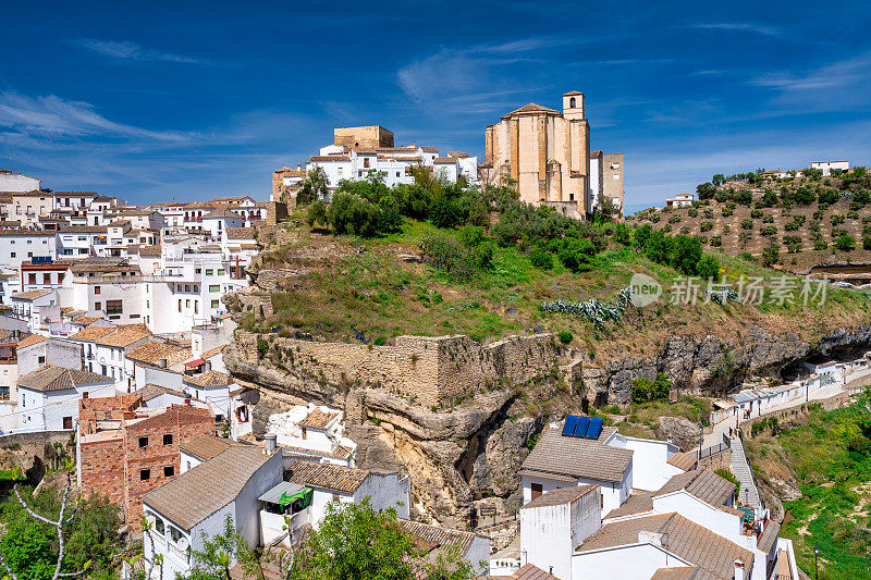 Setenil de las Bodegas。典型的安达卢西亚村庄，白色的房子和街道，房屋建在里约热内卢Trejo上方的岩石上